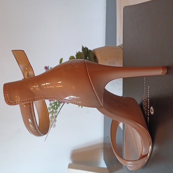 Kenneth Cole sz 8 Beige gold trim sole 4 inch open toe Ankle Strap Heel - Picture 2 of 10